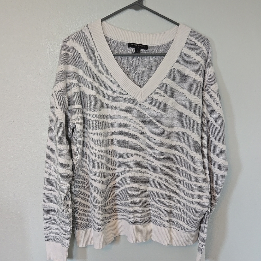 Banana Republic Gray Animal Print Sweater Size Medium